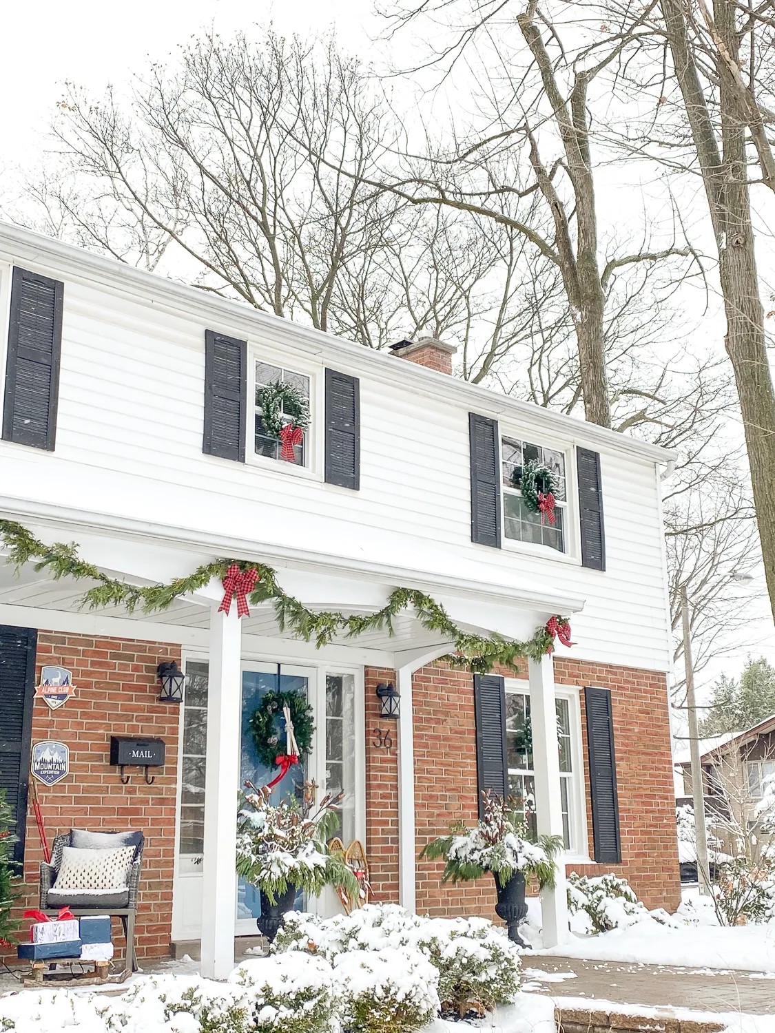 colonial house in winter, colonial house with snow, Christmas house with snow