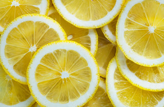 Cut the lemons into four pieces and sprinkle salt in the kitchen, an advantage that will surprise you