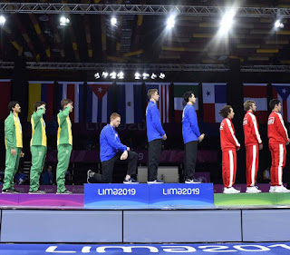 Dos deportistas de Estados Unidos protestan en el podio panamericano