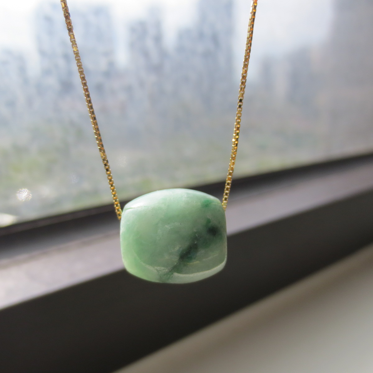 How to Identify a Genuine Jadeite Stone ? （ How to Tell a Natural Jade