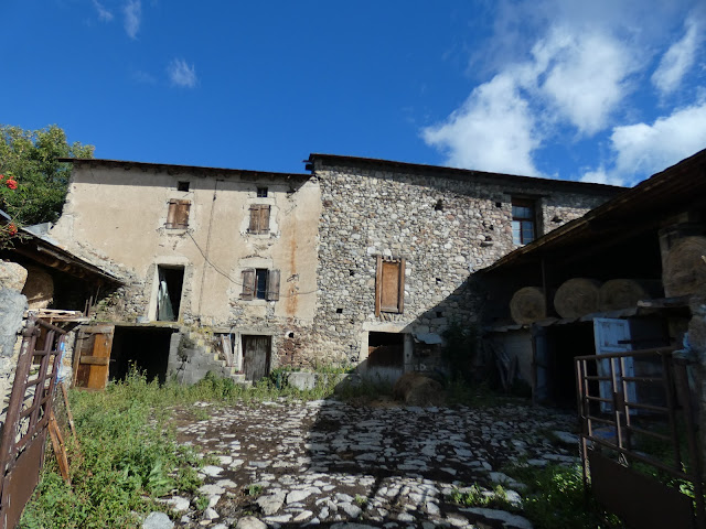 Arrivée dans les faubourgs de Via.