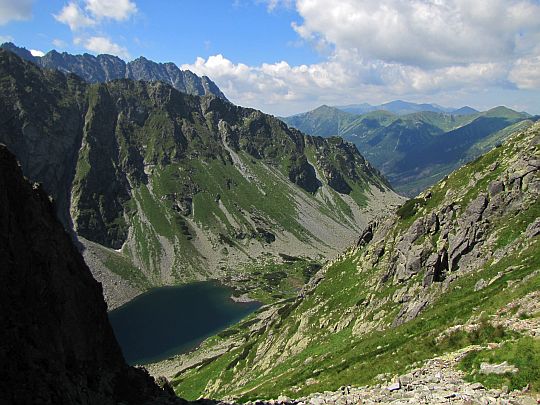 Dolina Piarżysta (słow. Piargová dolina) i Wyżni Ciemnosmreczyński Staw (słow. Vyšné Temnosmrečinské pleso, niem. Oberer Smrečiner See, węg. Felső-Szmrecsini-tó). Dolina Piarżysta i Wyżni Ciemnosmreczyński Staw.