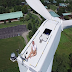 Um drone flagra um homem a  banhos de sol em cima de uma turbina de vento.
