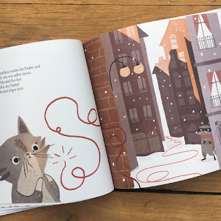 "Der Weihnachtspulli" von Cecilia Heikkilä, erschienen im Dragonfly Verlag, ist ein 32-seitiges Weihnachts-Bilderbuch für Kinder ab 3 Jahren, Rezension auf Kinderbuchblog Familienbücherei