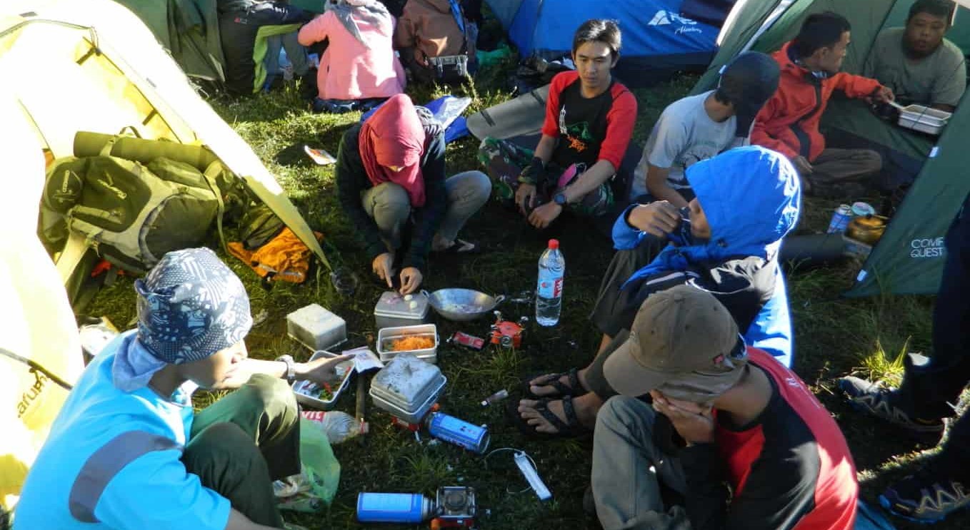 Yang Tidak Boleh Dilakukan Saat Mendaki Gunung - Indonesia Survival