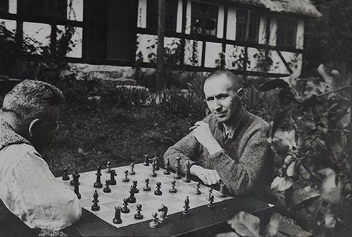 Walter%2BBenjamin%2Band%2BBertolt%2BBrecht%2Bplay%2Bchess%2Bin%2BDenmark%252C%2B1934
