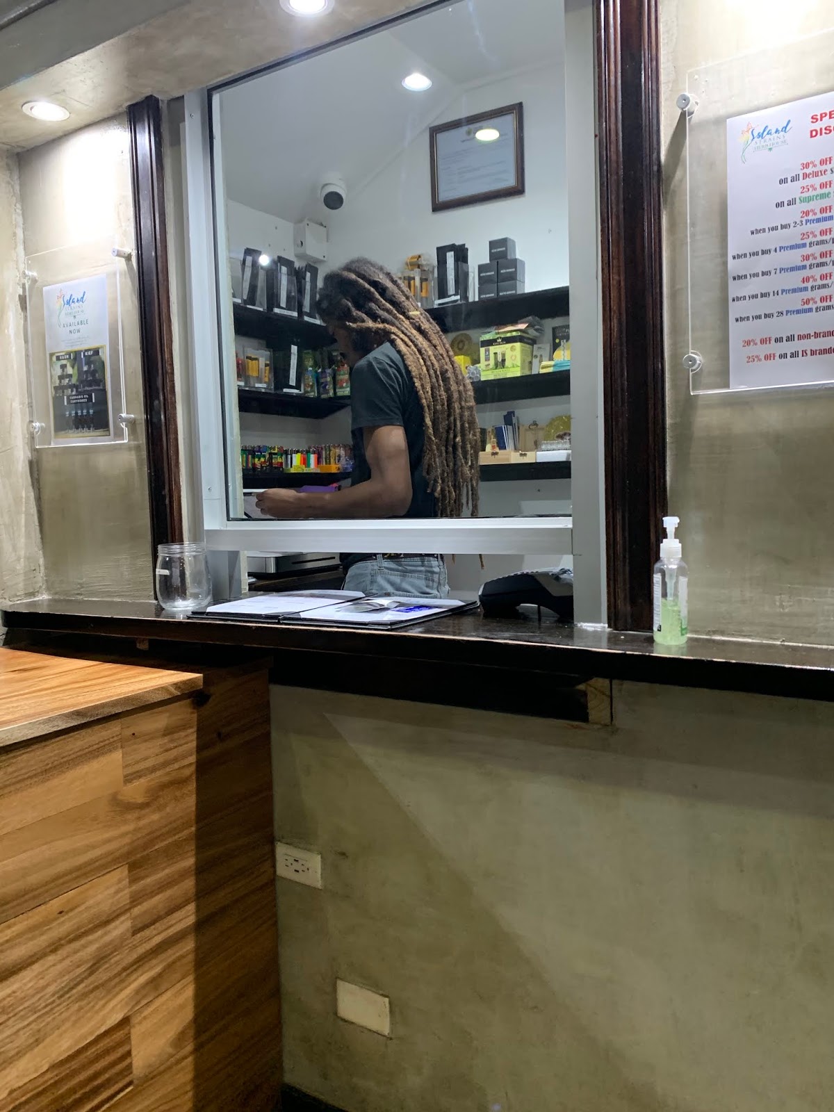 Where to buy legal weed in Jamaica (Kingston, MoBay and Negril Guide)