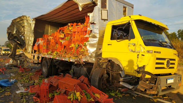 Carga de banana fica espalhada na SP-425 após acidente envolvendo dois caminhões Carga de banana fica espalhada na SP-425 após acidente envolvendo dois caminhões