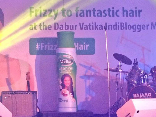 Oil Your Way To #FrizzFreeHair With Dabur