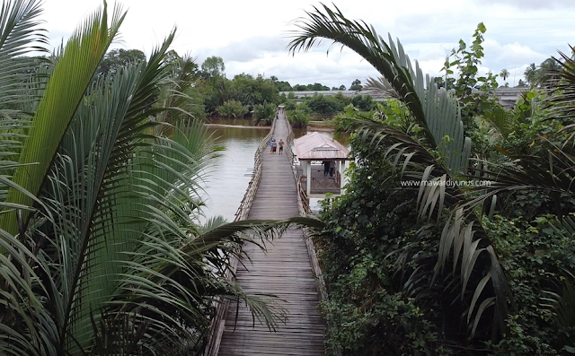 JAMBATAN KAYU PULAU SEKATI