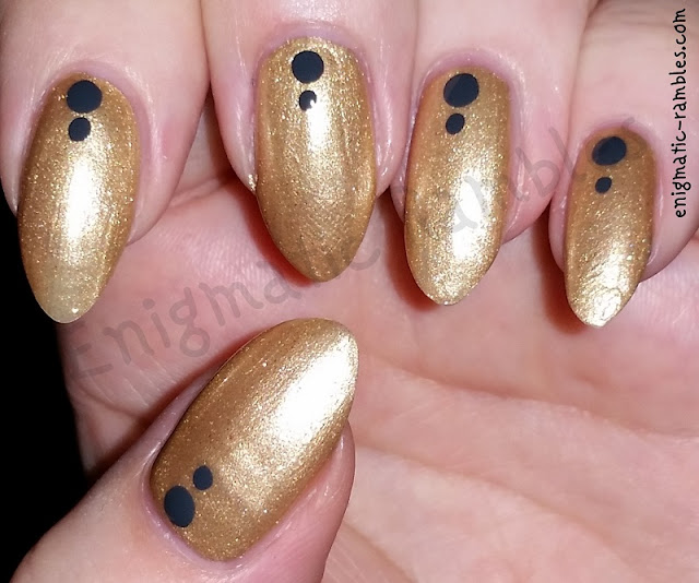Gold-Nails-Grey-Cuticle-Accent