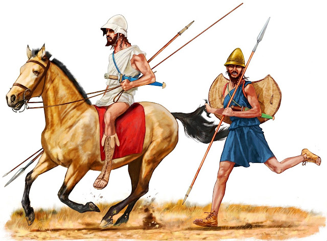 Греческий всадник и пельтаст.  Именно так, согласно Ксенофонту, они могли  атаковать персов в битве при Сардах.