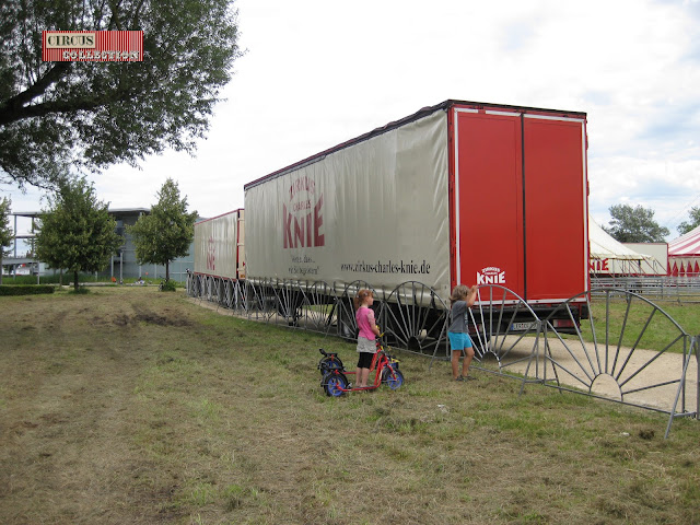 alignement de camion transportant le matériel du Circus Charles Knie