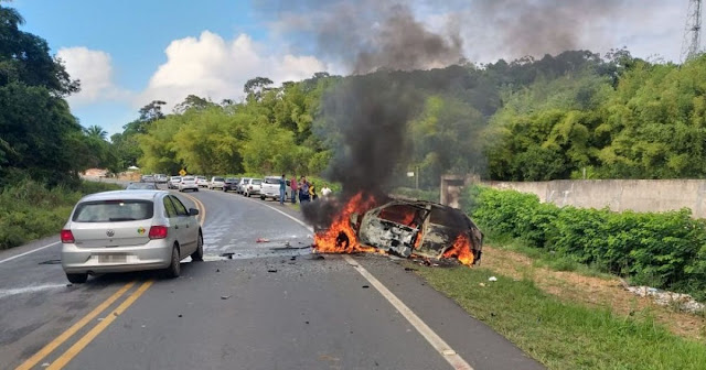 Duas pessoas morrem após colisão entre carros em Camaçari; um deles pegou fogo