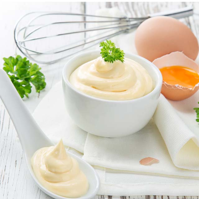 Origine de la mayonnaise les pieds sous la table