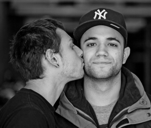 мужская любовь. однополая любовь. объятия двух мужчин. двп парня в обнимку. мужская гомосексуальность.