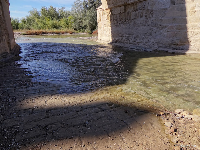 guadalquivir, río, lecho seco, puente romano, córdoba, españa, turismo, pasear, ribera, molino San Antonio, rocas, piedras