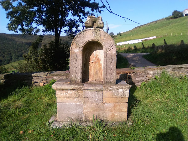 Fuente en el prado que rodea el monasterio de Obona. Asturias