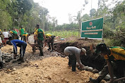   Prajurit Yonif PR 502 Kostrad Bantu Perbaiki Jalan Warga Desa Sukowilangun Malang