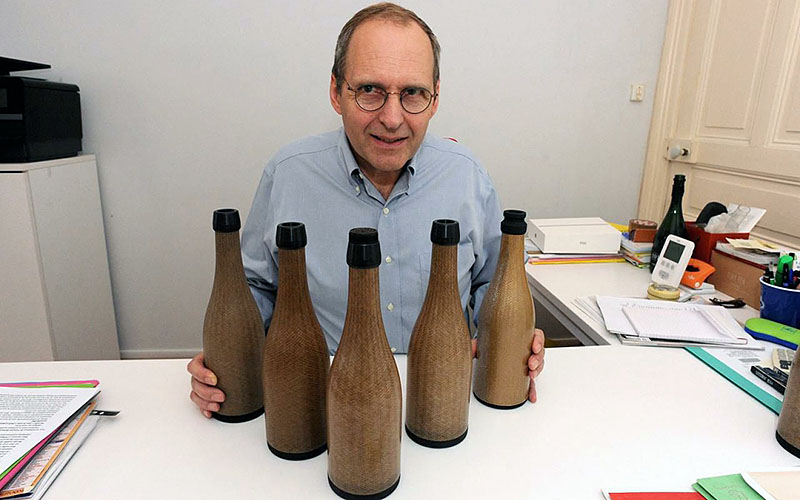 Фаундер стартапа Toulouse Green Gen Tech  Джеймс де Руани с биоразлагаемыми экобутылками