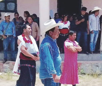 Pobladores Huixtán, Chiapas visten de mujer a alcalde por no cumplir sus promesas