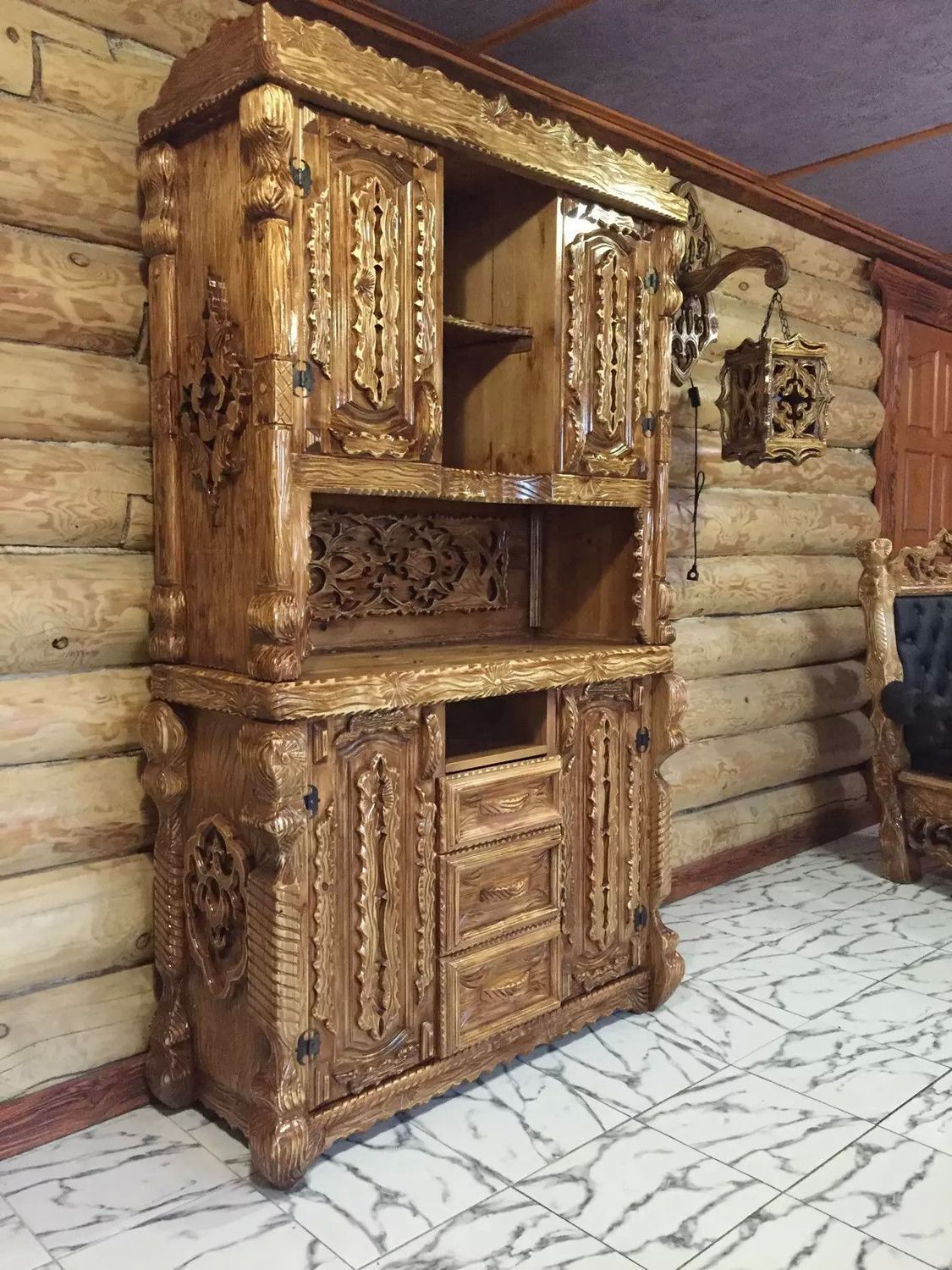 El arte de hacer muebles con troncos y ramas