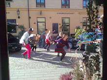 Häftiga dansare höjer stämningen på marknadstorget :-) i Knäppingsborg