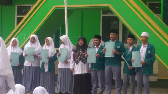 Penghargaan Kepada Juara Lomba dalam PHBN 