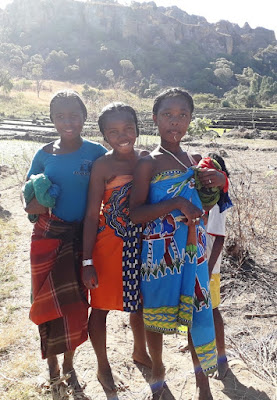 jovenes-etnia-bara-poblado-bara-de-mariany-madagascar-enlacima