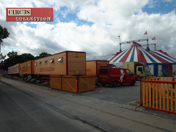 les camion semi-remorque servant d'habitation aux employées du cirque 