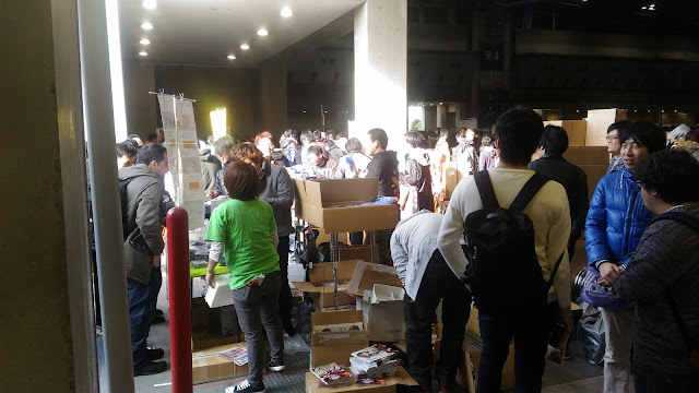 Un stand d'une personne célèbre qui donne sur l'extérieur afin de pouvoir faire des queues
