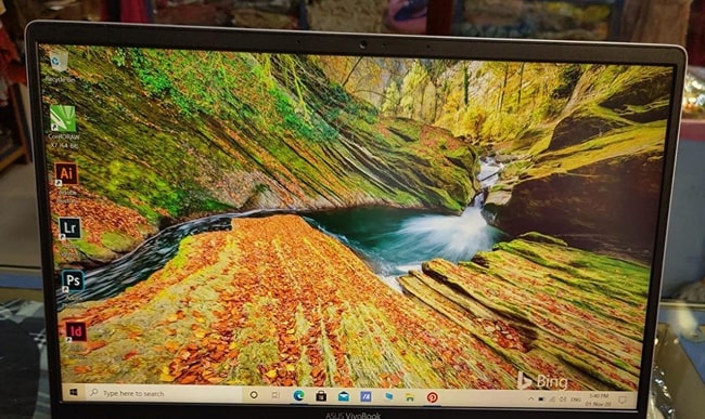 The 14-inch FHD IPS display of Asus VivoBook S14 S403JA laptop.