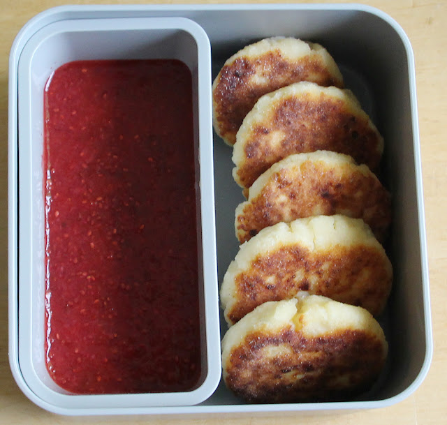 placuszki twarogowe i sos truskawkowy