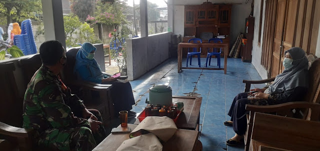 Babinsa Komsos dengan Ketua Posbindu Sebagai Wujud Kepedulian Babinsa Terhadap Kesehatan Warga Babinsa Komsos dengan Ketua Posbindu Sebagai Wujud Kepedulian Babinsa Terhadap Kesehatan Warga