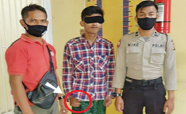 KEJI! Seorang Santri Gorok Leher Kyainya Saat Shalat Tahajud KEJI! Seorang Santri Gorok Leher Kyainya Saat Shalat Tahajud