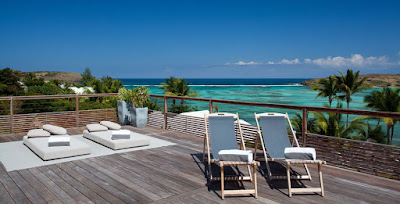 Villa à proximité de la plage à Saint Barth. Villa avec terrasse et transat donne une vue sur la mer des Caraïbes aux nord des Antilles françaises.