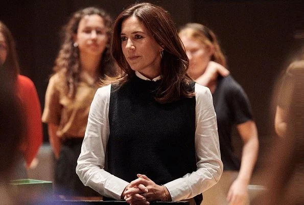 Crown Princess Mary visited Copenhagen DR Koncerthuset and there, she watched DR Pigekoret's (Danish National Girls Choir) rehearsals