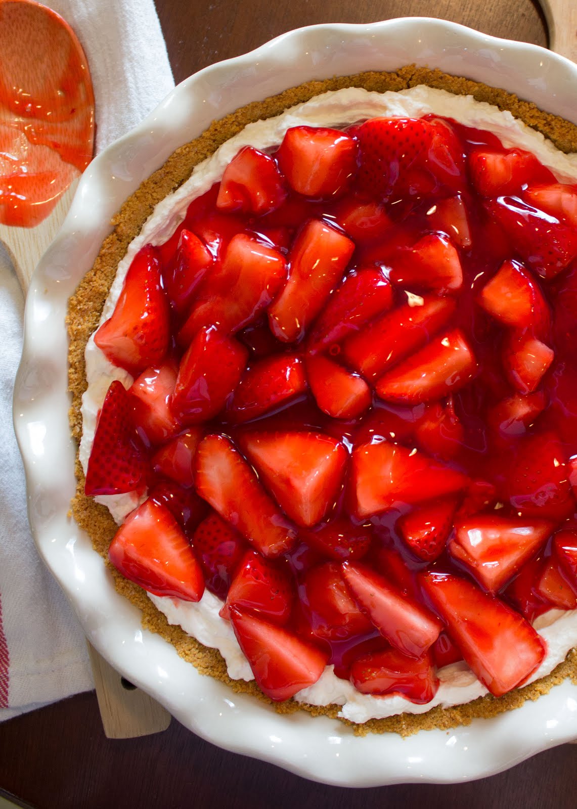 Fresh strawberry cheesecake-pie