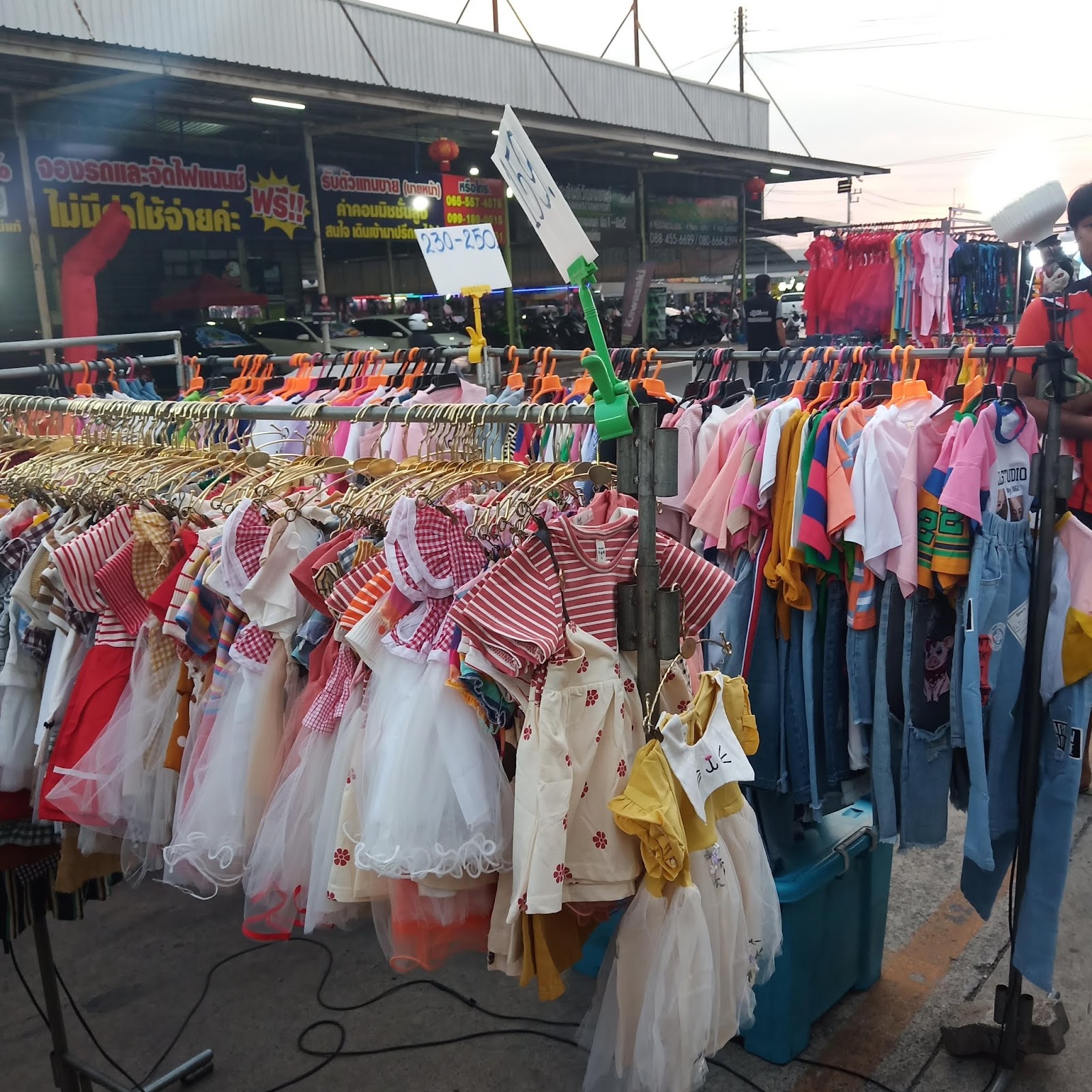 เดินสำรวจร้านขายเสื้อผ้าตลาดนัดส่องเสื้อผ้าแบบไหนขายดีที่สุด อยากขายต้องลอง  ~ Aerk Blog