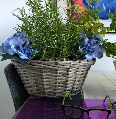 Cesta de fibra con romero y menta Cesta de fibra con romero y menta