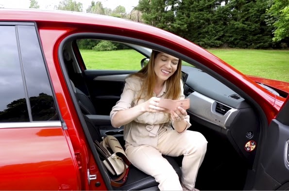 Roxanne, de YouTube BabyChouFamily, con un nuevo Renault ARKANA E-TECH