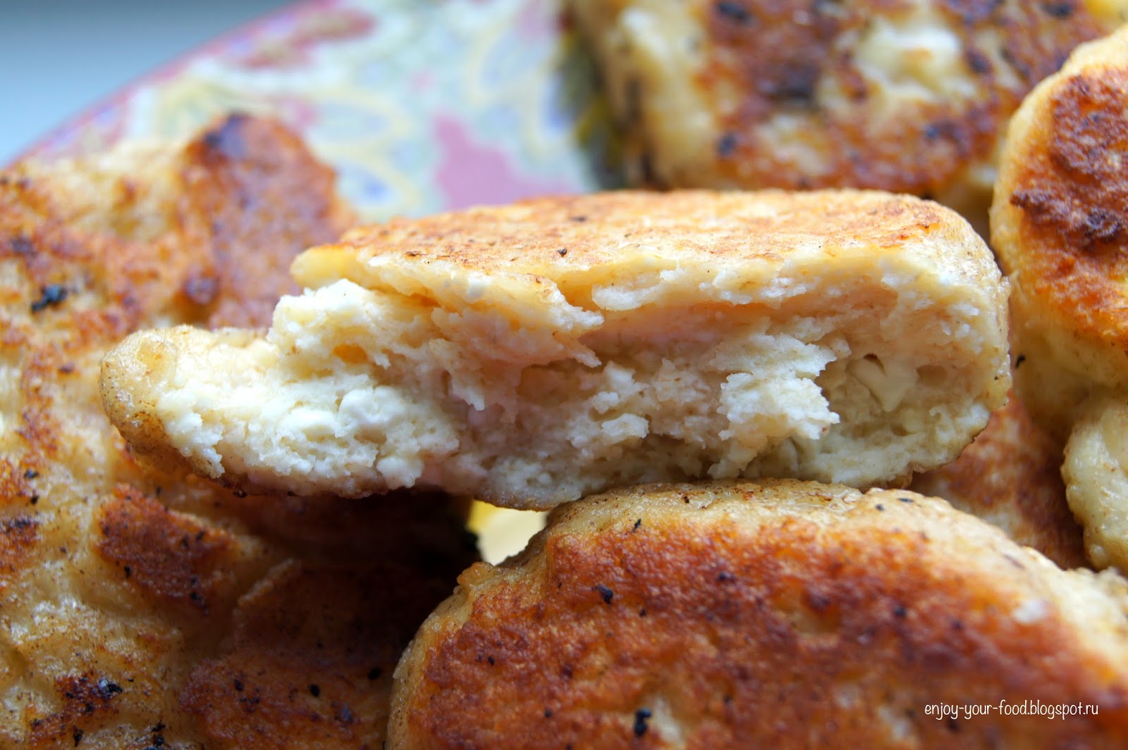 пережаренные сырники. сырники творожные готовые быстро&вкусно 240*8. жареные сырники на сковородке. жарят ли сырники на масле. сырники на палочке.