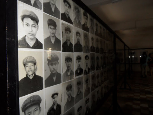 Visitar os testemunhos dos KHMERS VERMELHOS , os testemunhos de morte na prisão S21 e em Choeung Ek | Cambodja