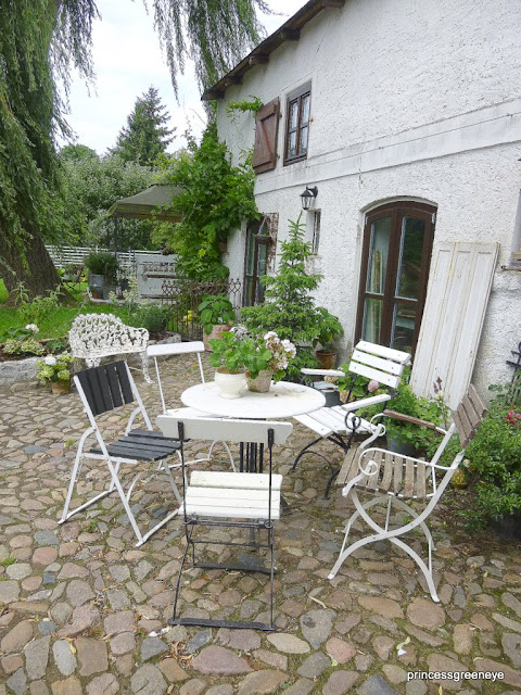 princessgreeneye: Der Hof ist auch fertig.........