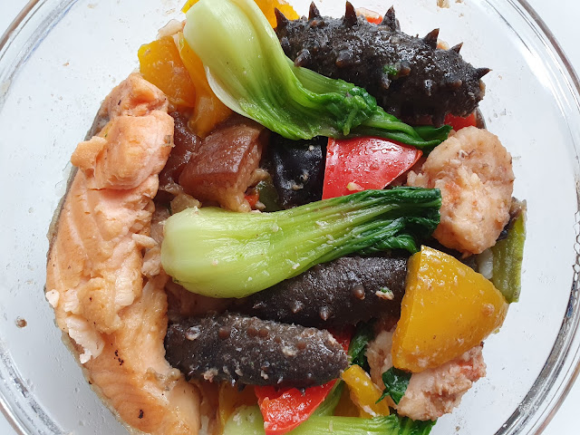 今日午餐：海參、青江菜、水果椒、鮭魚、蝦、肥肉，2021.03.17