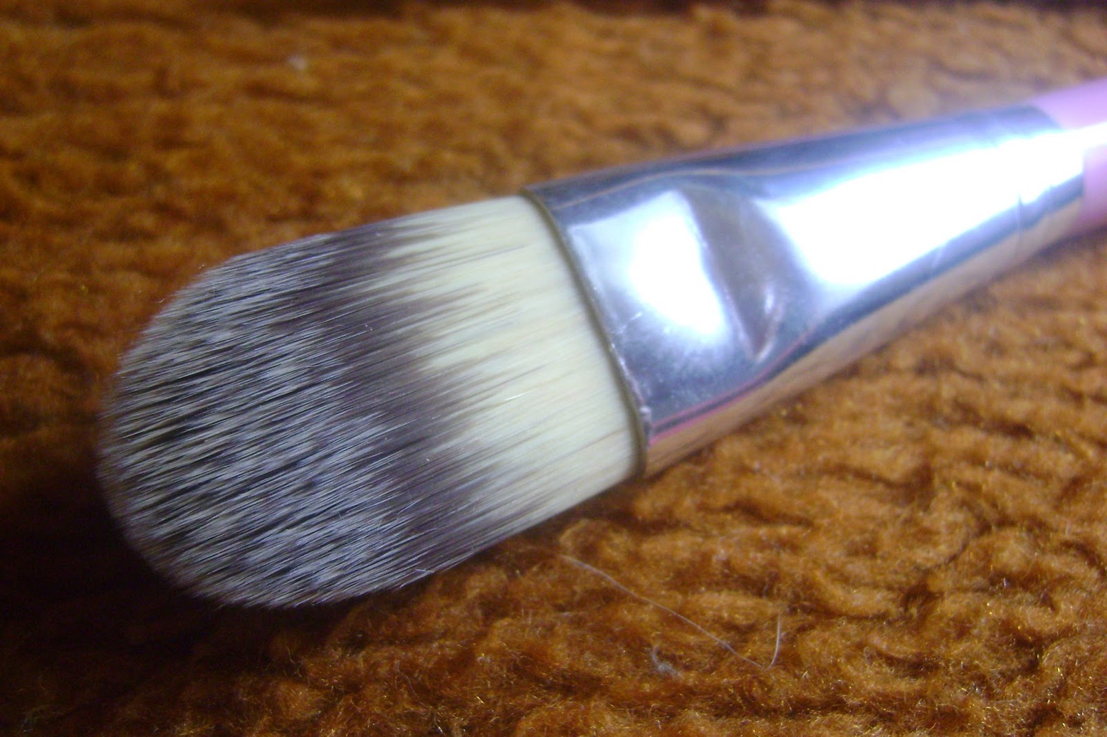 LeLaLi Beauty Stuff Emily Foundation i Angled Eyeliner Brush