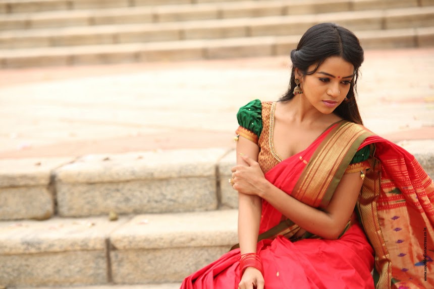 Bhavya Sri at Shilpakala Vedika Silk India Expo Launch