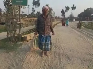 वाह रे सिस्टम! बेटे का शव बंद बोरे में लेकर 3 किलोमीटर तक पैदल चलने को मजबूर हुआ लाचार पिता वाह रे सिस्टम! बेटे का शव बंद बोरे में लेकर 3 किलोमीटर तक पैदल चलने को मजबूर हुआ लाचार पिता