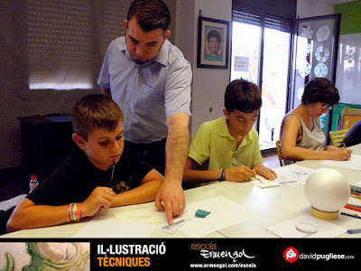 El dibujante David Pugliese dando clases en la Escola Ermengol en Lleida.