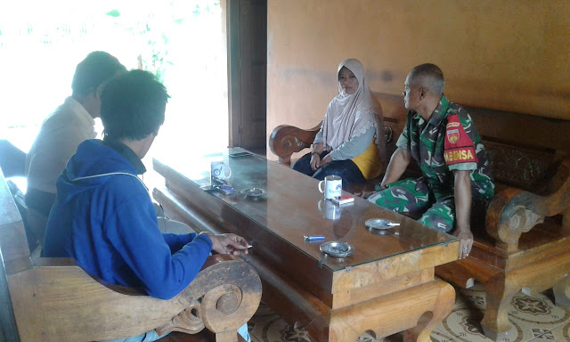 Wujud Keakraban Babinsa Melalui Komsos Dengan Masyarakat Binaan